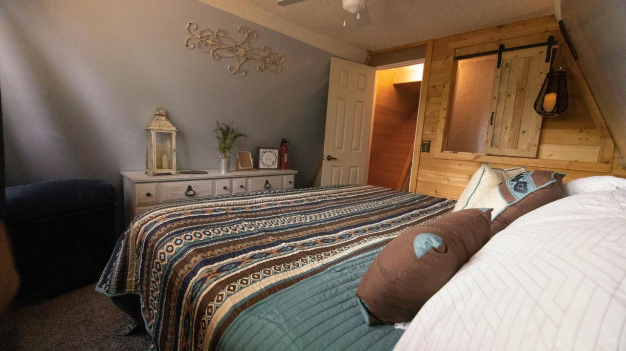 Charming Blue Farmhouse Cabin Duck Creek Village Экстерьер фото