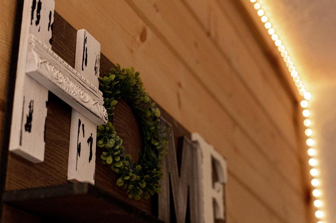 Charming Blue Farmhouse Cabin Duck Creek Village Экстерьер фото
